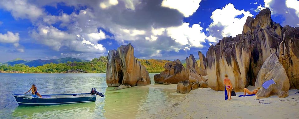 Les touristes se relaxer sur la plage île Cousin, Seychelles